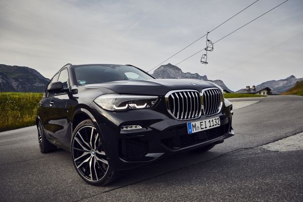 مواصفات بي ام دابليو X5 xDrive45e الهجينة.