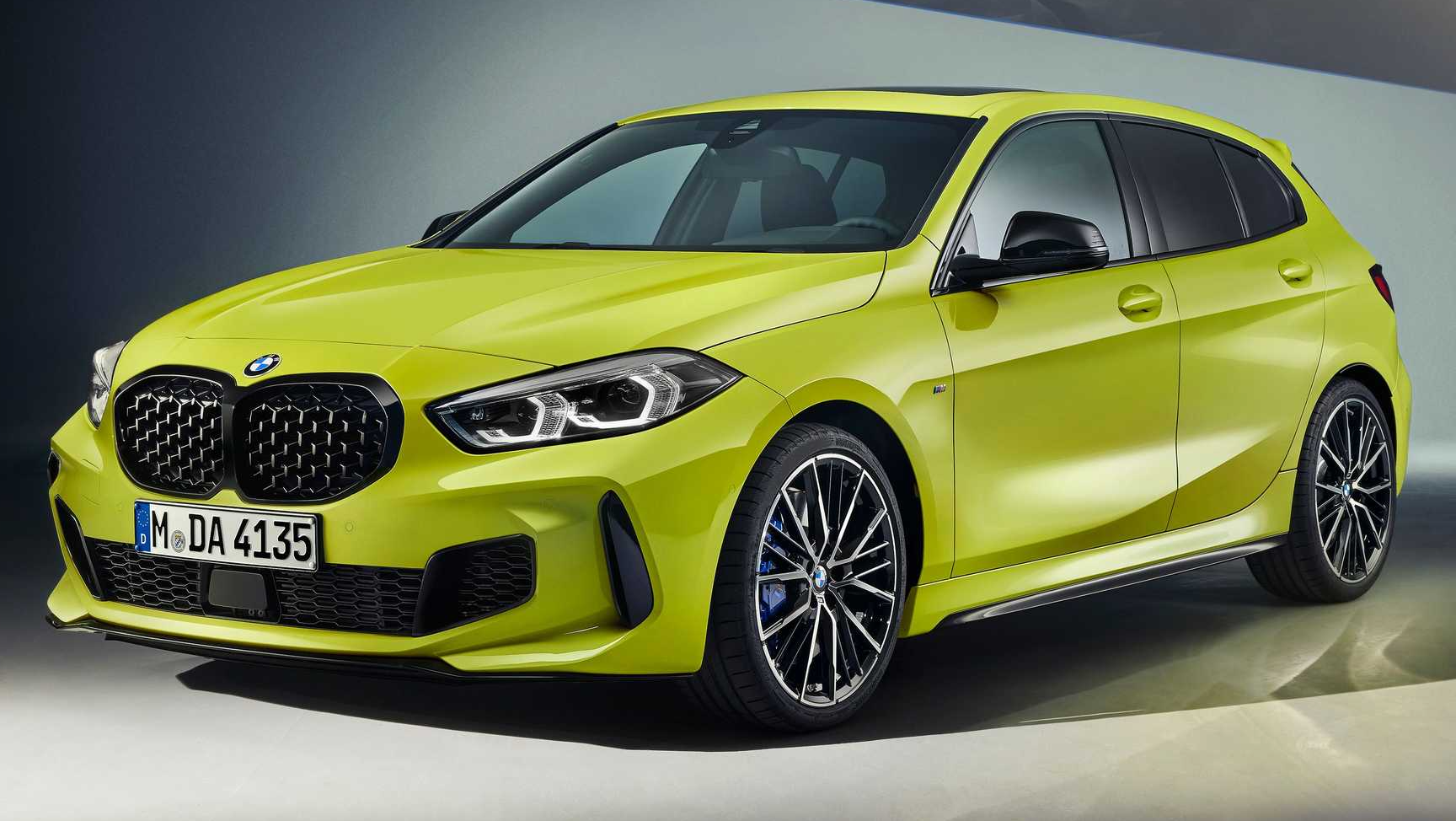 الكشف الرسمي عن بي ام دبليو M135i موديل 2022 – بعدة تحديثات و قوة 306 حصان !