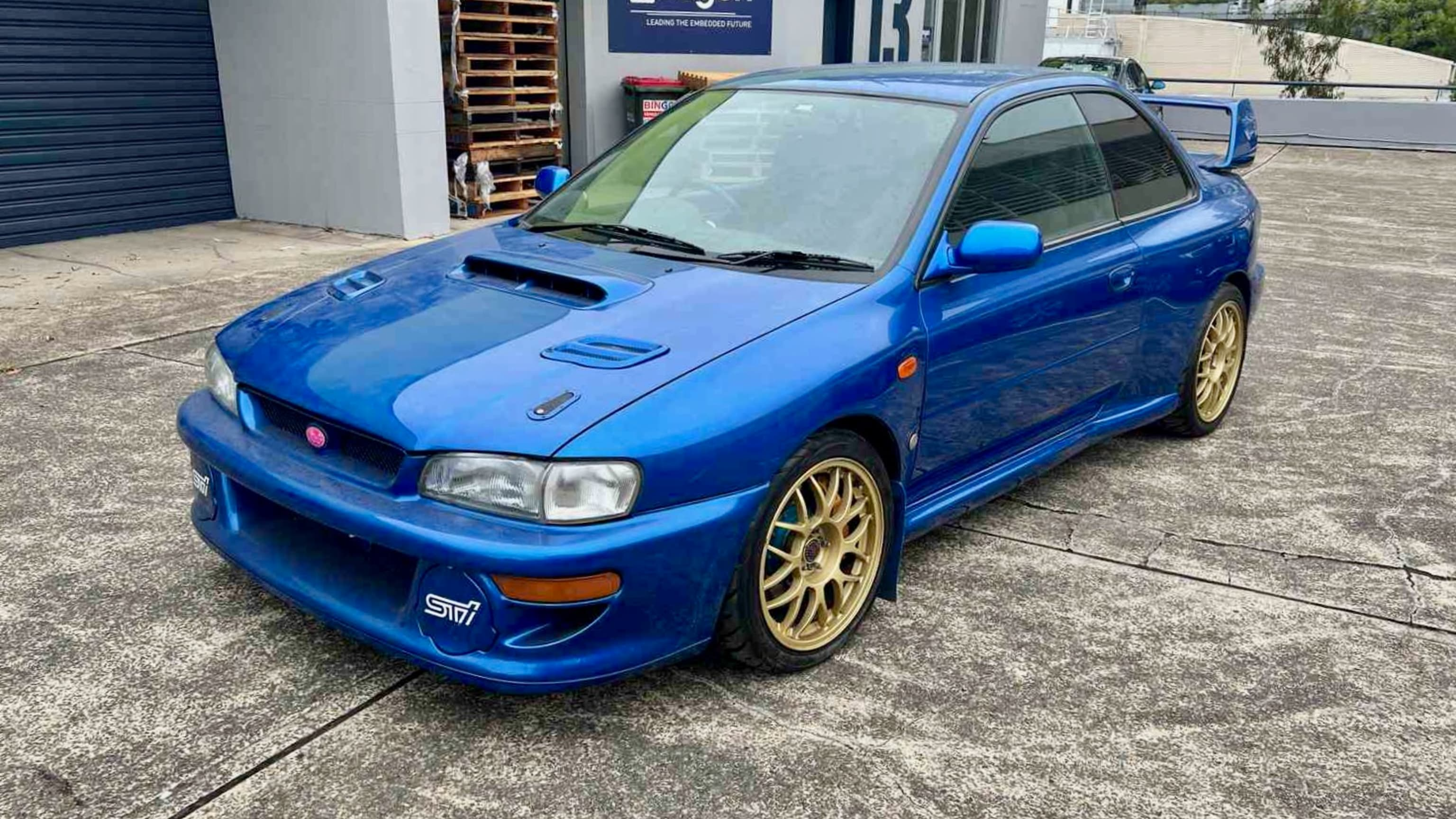 أمامك فرصة واحدة لشراء سوبارو إمبريزا WRX STI 22B موديل 1998