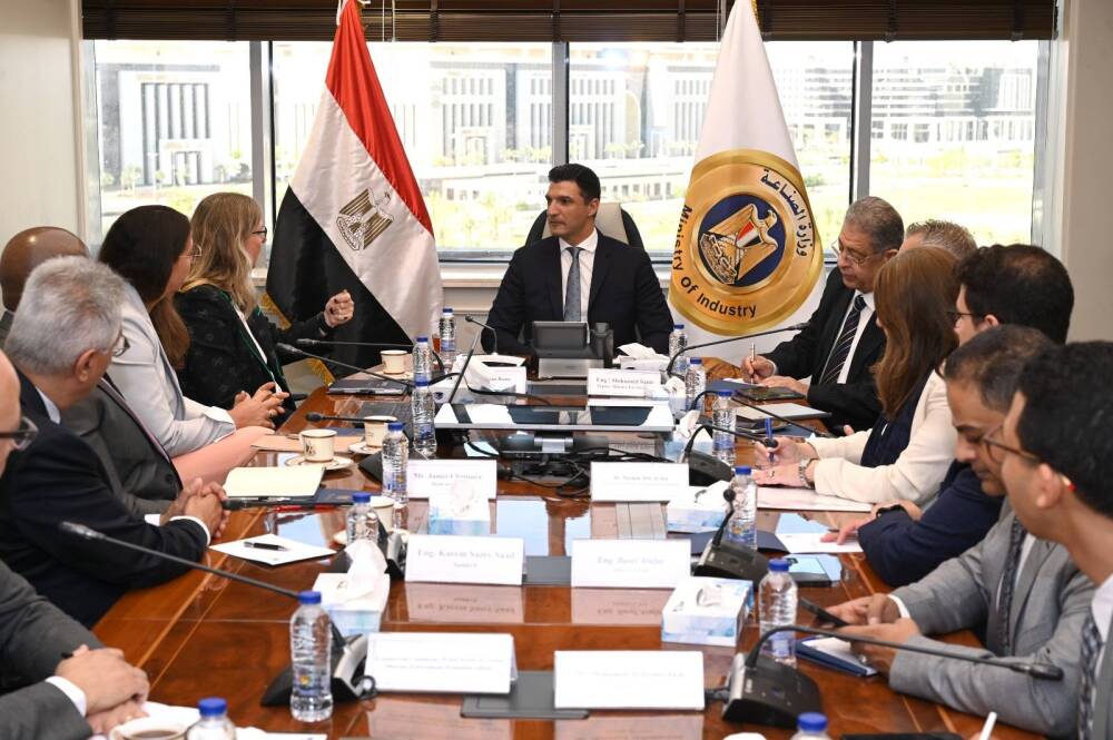 وزير الصناعة يتابع ملف تجميع سيارات فولكس فاجن الالمانية في مصر