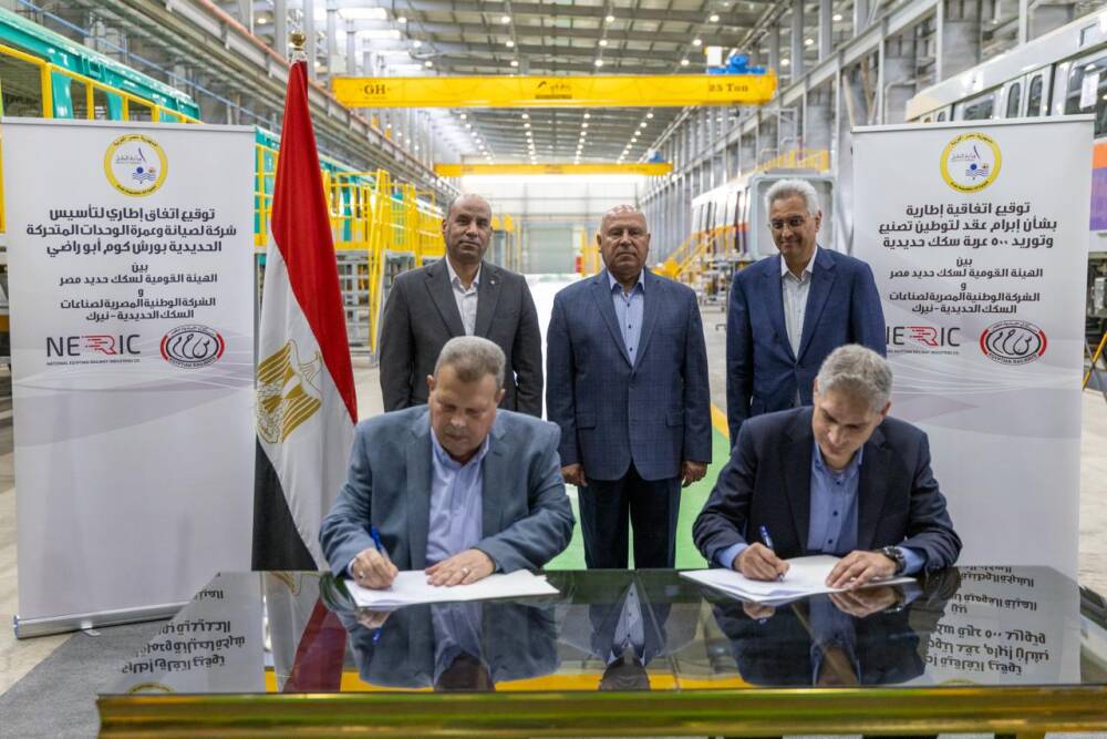 مصر توقّع اتفاقيتين لتصنيع 500 عربة قطار وتطوير ورش كوم أبو راضي ضمن خطة توطين الصناعة