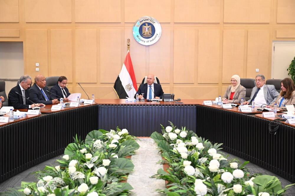 وزير الصناعة يبحث مع مصنعي الحديد آليات توطين صناعة صاج السيارات