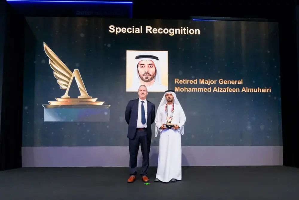 اوتوميكانيكا دبي 2025 يكرم اللواء محمد الزفين المهيري بجائزة التقدير الخاص