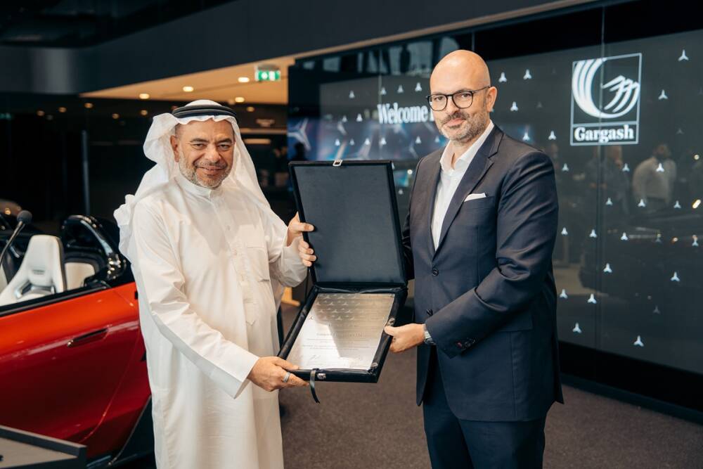 قرقاش تفتتح صالة عرض مرسيدس بنز المجددة في ديرة 