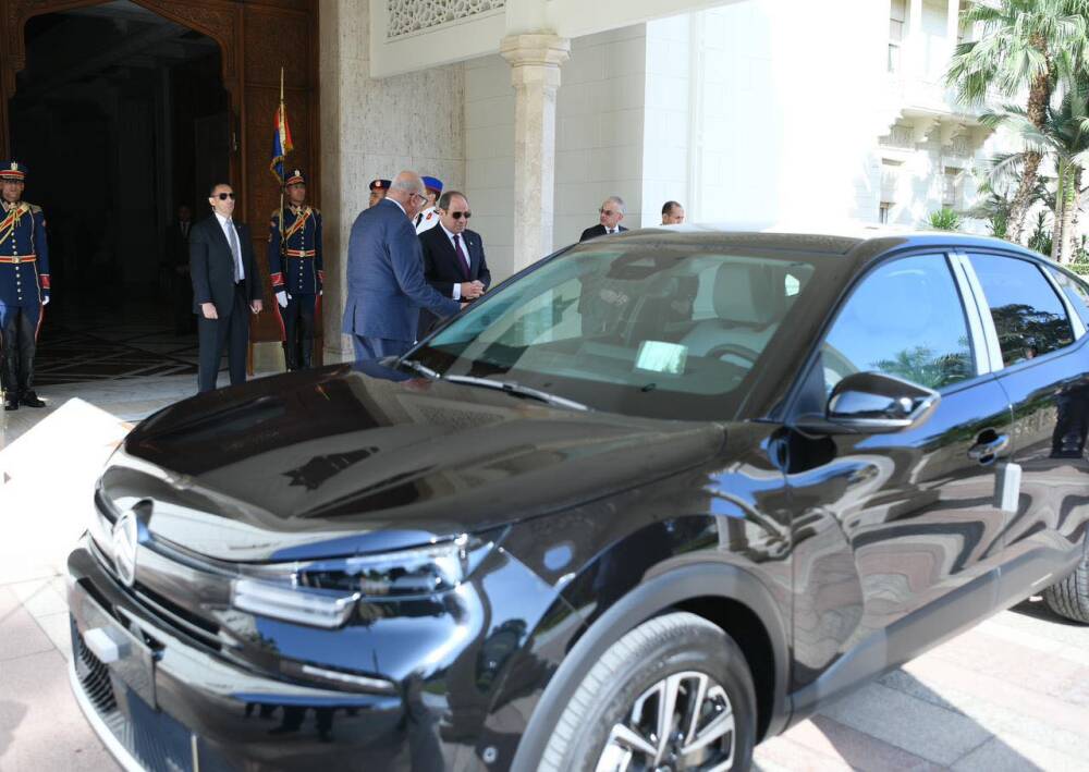 الرئيس السيسي يتفقد ستروين C4X المجمعة محليا 