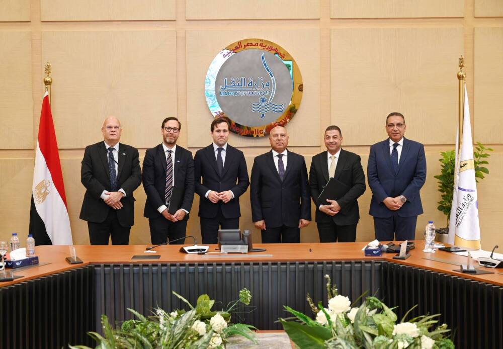 وزير النقل المصري يبحث إمكانية التوسع في توطين صناعة الاوتوبيسات الكهربائية مع وزير التجارة السويدي 