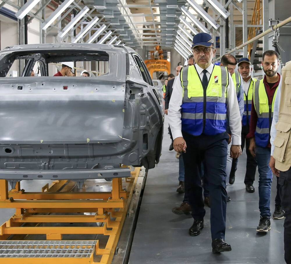 وزير قطاع الاعمال يتفقد خطوط انتاج اول سيارة كهربائية مجمعة محليا بشركة النصر للسيارات