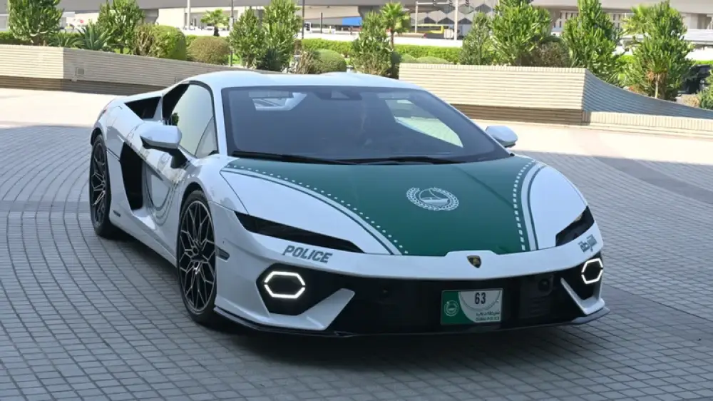 شرطة دبي تضيف لامبورجيني تيميراريو الهجينة إلى أسطول سياراتها الخارقة