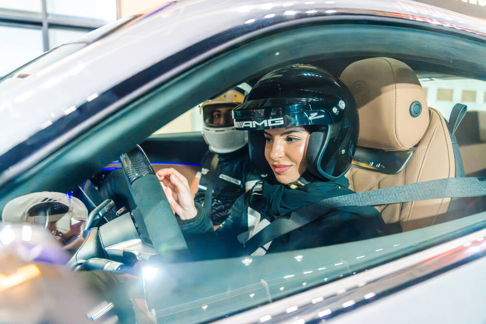 شركة الإمارات للسيارات تحتفي بشهر المرأة الإماراتية من خلال تجربة قيادة حصرية من مرسيدس AMG