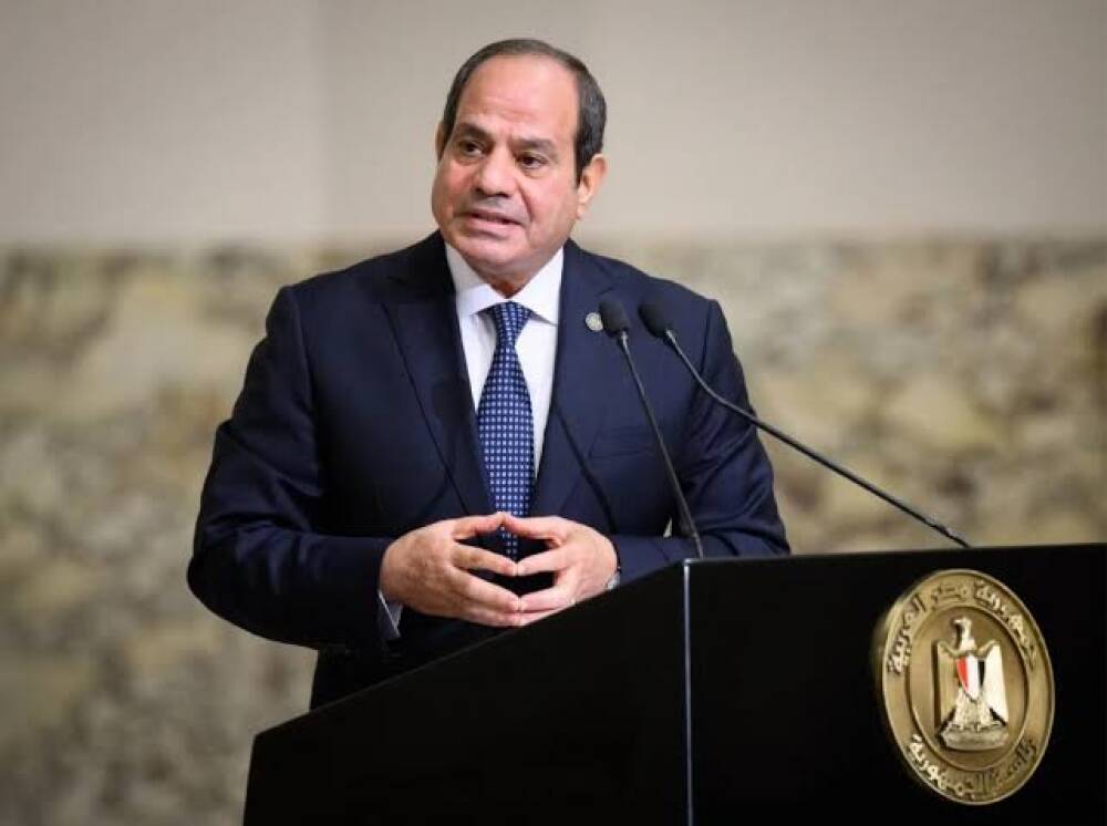 الرئيس السيسي يوجه بخفض تكاليف تراخيص السيارات وتحسين معاملة المواطنين