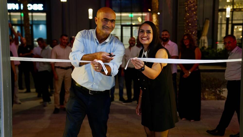 عز العرب ستار تفتتح احدث صالة عرض لسيارات سمارت الكهربائية في District 5