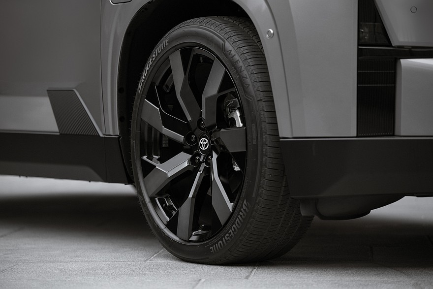 تويوتا هايلاندر 2026 الكهربائية الجديدة كليا – بمدي 462 كم بالشحنة