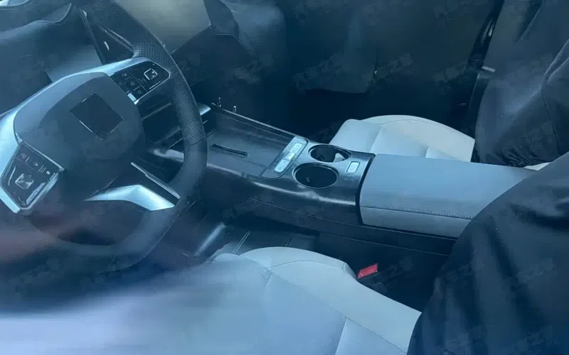 تسريب صور المقصورة الداخلية لـ ام جي 7 الكهربائية – وتأكيد تقديم نسخة مدى ممتد REEV 