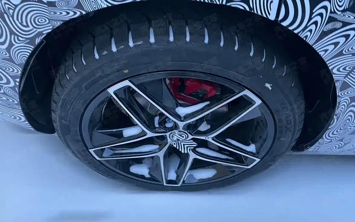 تسريب صور المقصورة الداخلية لـ ام جي 7 الكهربائية – وتأكيد تقديم نسخة مدى ممتد REEV 