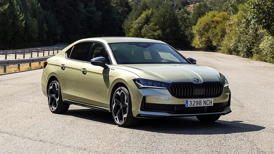 سكودا سوبيرب هايبرد 2026 الجديدة – بقوة 272 حصان 