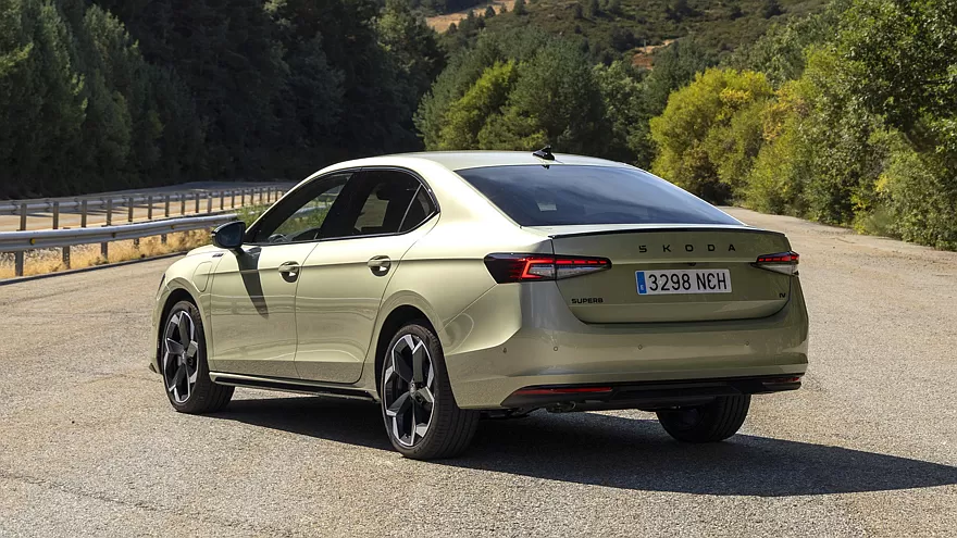 سكودا سوبيرب هايبرد 2026 الجديدة – بقوة 272 حصان 