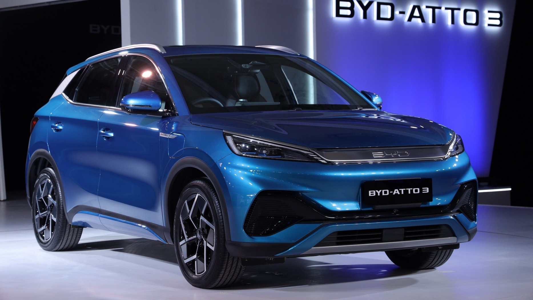 بي واي دي Atto 3 تصاب بصاروخ باليستي – والخمسة ركاب يخروجون بأمان