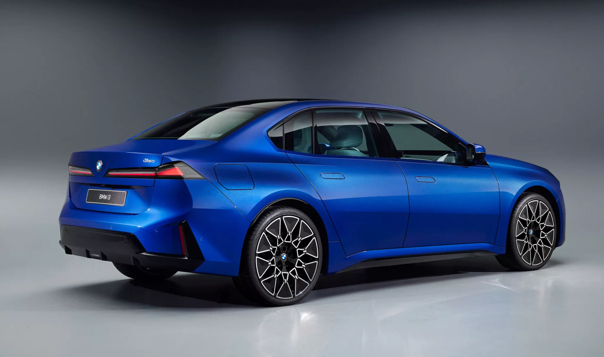 بي ام دبليو i3 نيو كلاس 2026 الجديدة كليا – بمدي 900 كم بالشحنة الواحدة