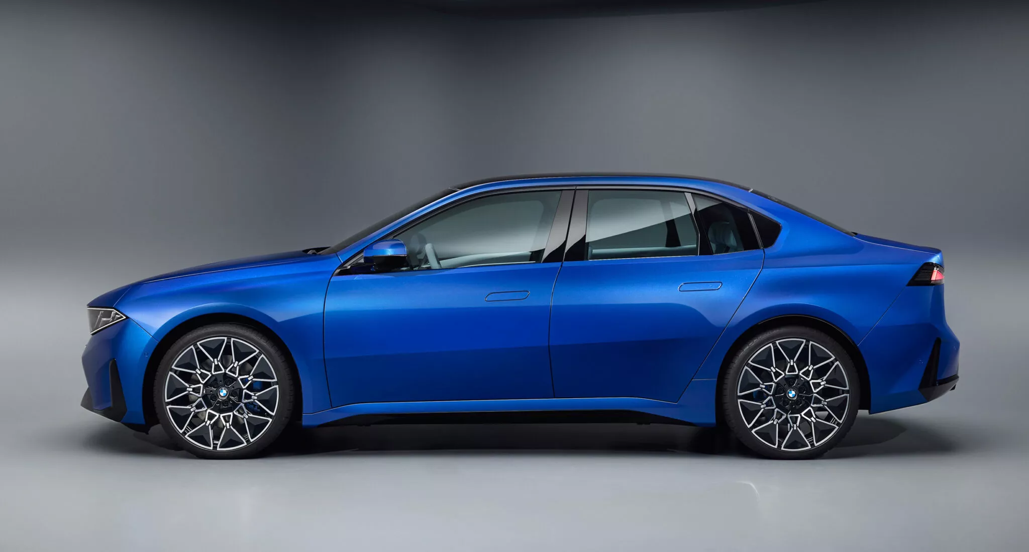 بي ام دبليو i3 نيو كلاس 2026 الجديدة كليا – بمدي 900 كم بالشحنة الواحدة