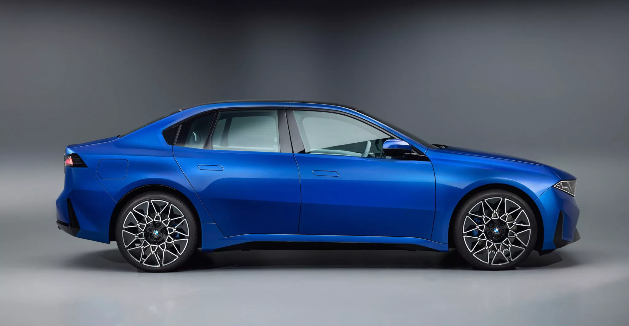 بي ام دبليو i3 نيو كلاس 2026 الجديدة كليا – بمدي 900 كم بالشحنة الواحدة