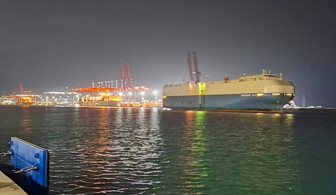 شحن 100 حافلة مصنعة محليا الي غانا من ميناء شرق بورسعيد 