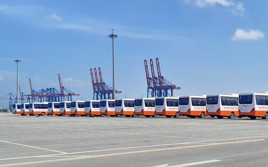 شحن 100 حافلة مصنعة محليا الي غانا من ميناء شرق بورسعيد 