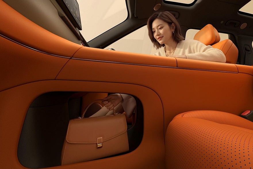 اي ام LS8 الجديدة كليا – SUV فاخرة بمنظومة REEV