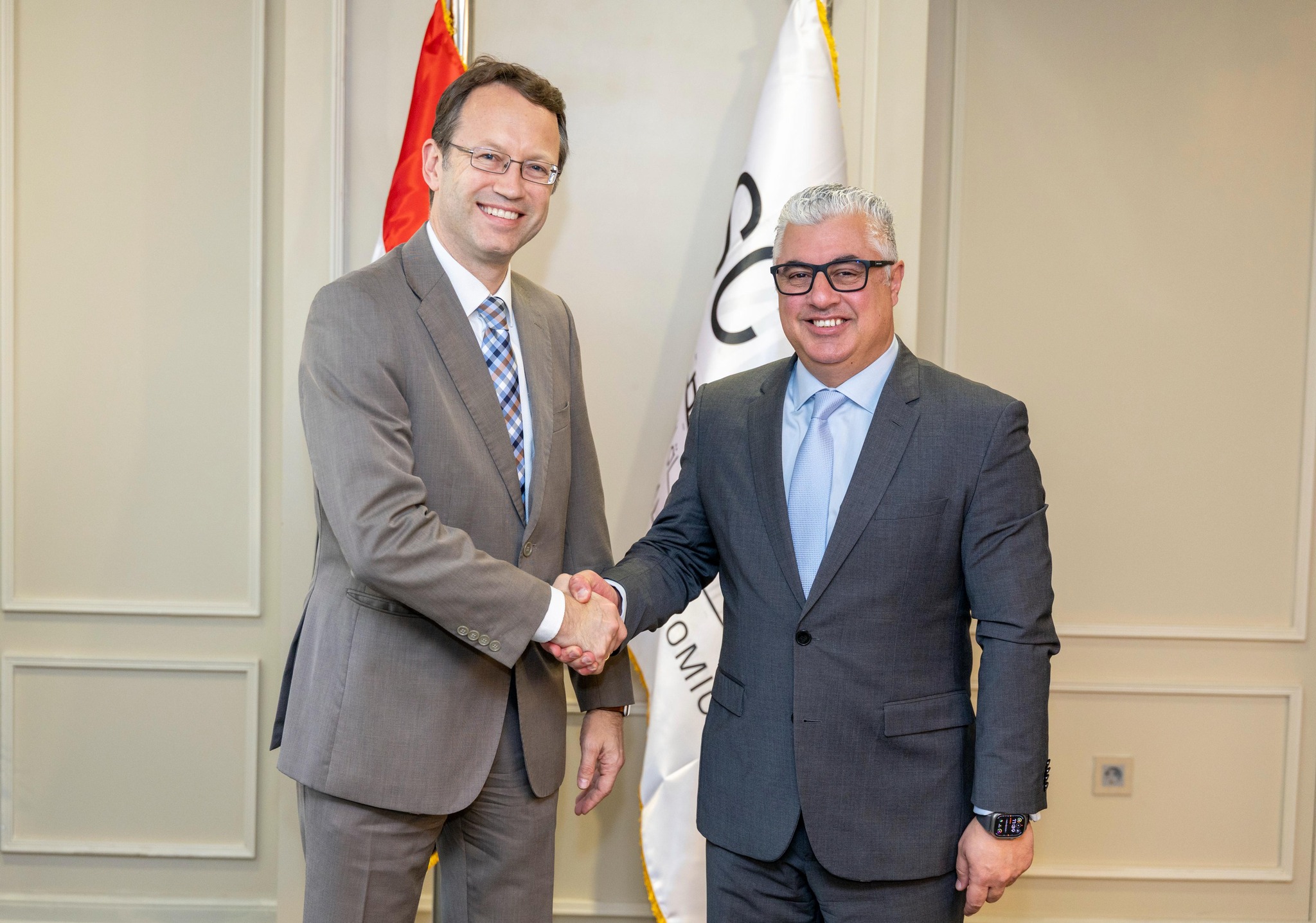 اسبانيا تبحث فرص توطين صناعة قطع غيار السيارات في مصر 