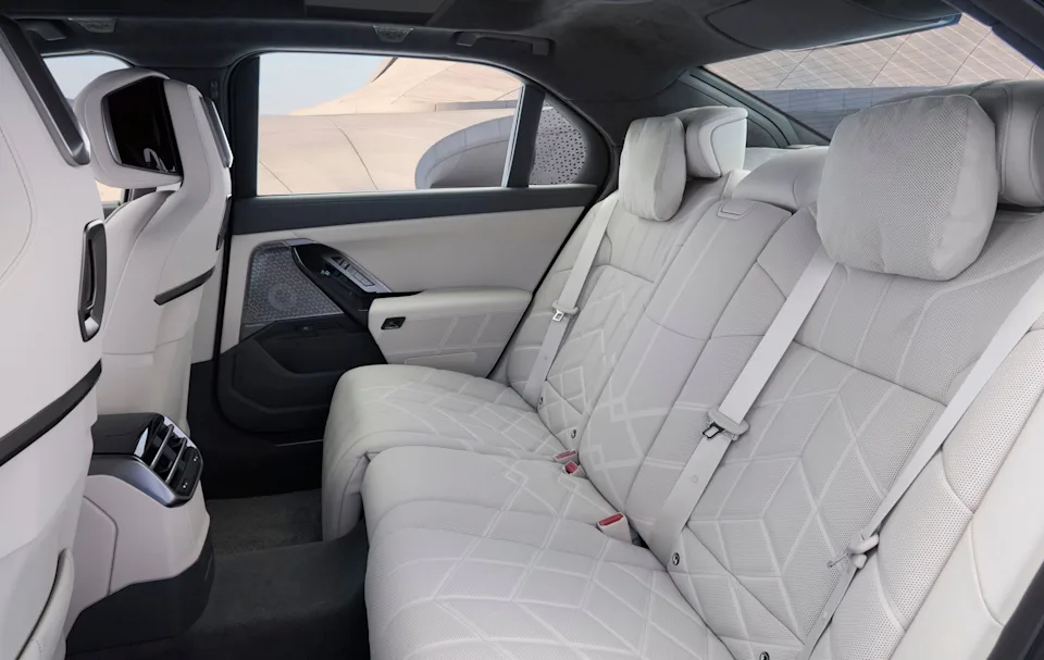 بي ام دبليو الفئة السابعة 2027 الفيس ليفت الجديدة - بتغيرات كبيرة