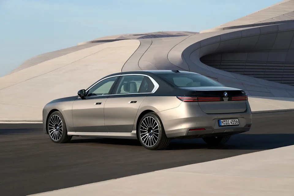 بي ام دبليو الفئة السابعة 2027 الفيس ليفت الجديدة - بتغيرات كبيرة