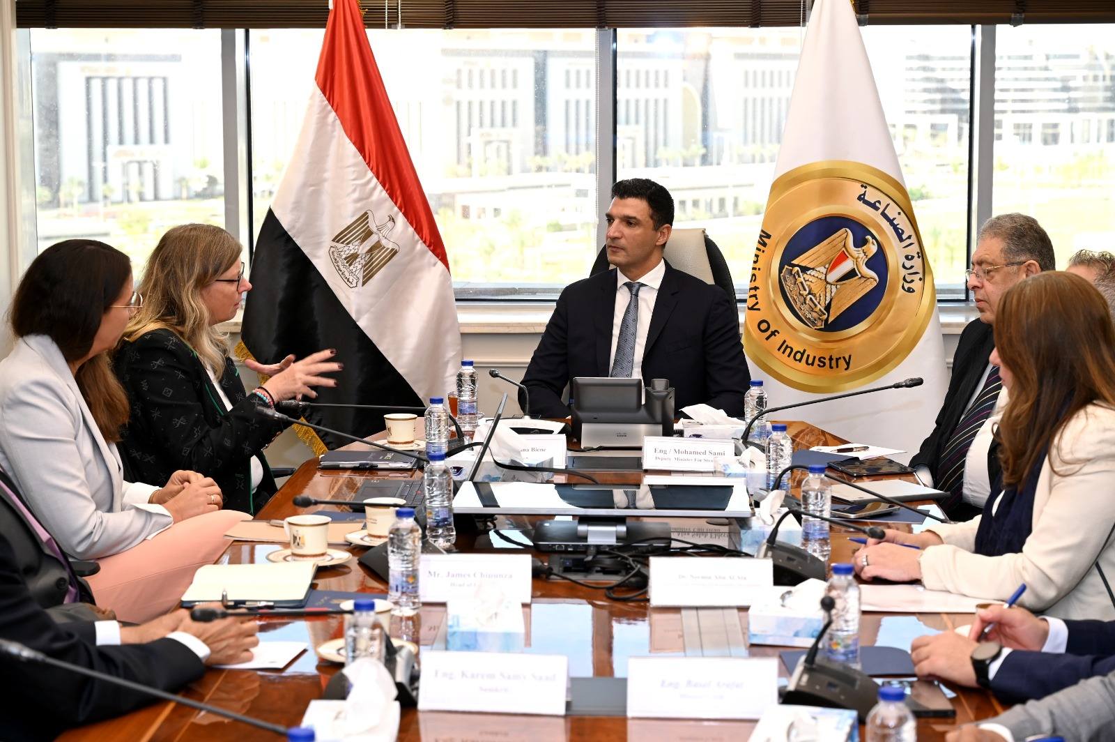 وزير الصناعة يتابع ملف تجميع سيارات فولكس فاجن الالمانية في مصر