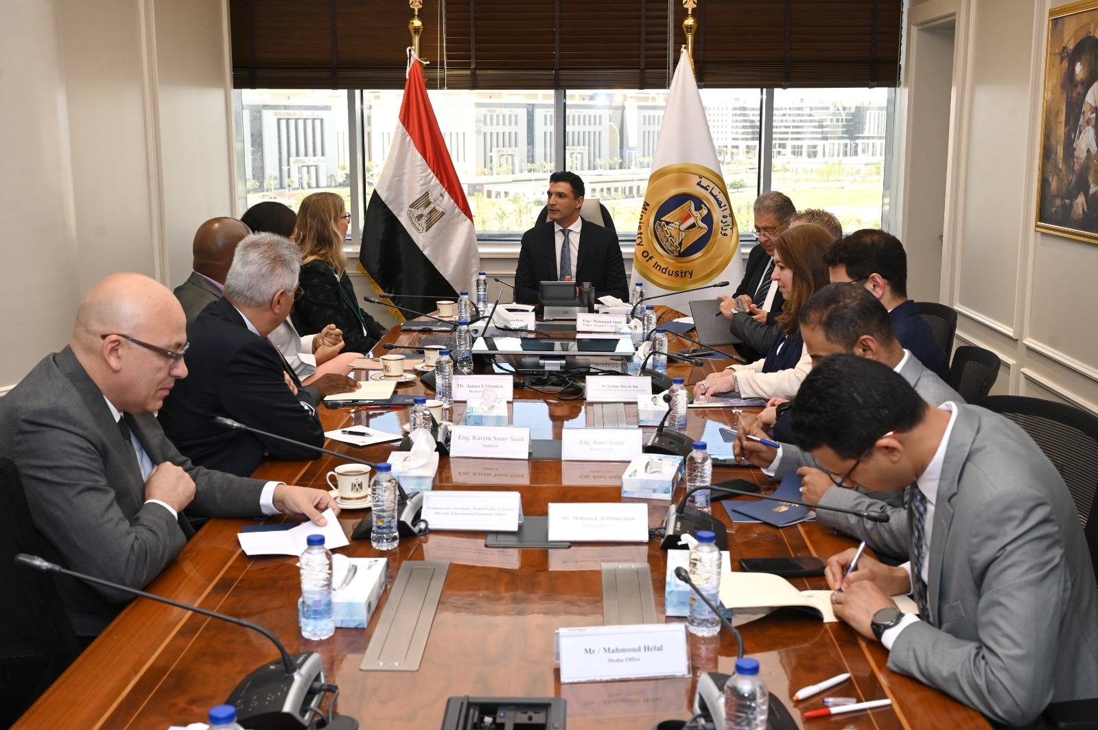 وزير الصناعة يتابع ملف تجميع سيارات فولكس فاجن الالمانية في مصر
