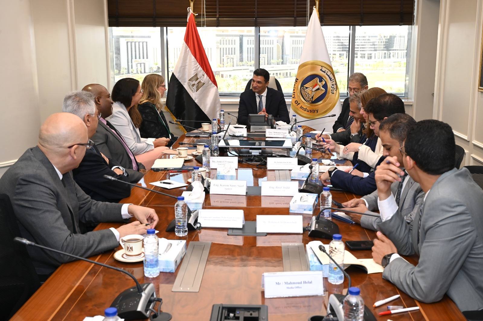 وزير الصناعة يتابع ملف تجميع سيارات فولكس فاجن الالمانية في مصر