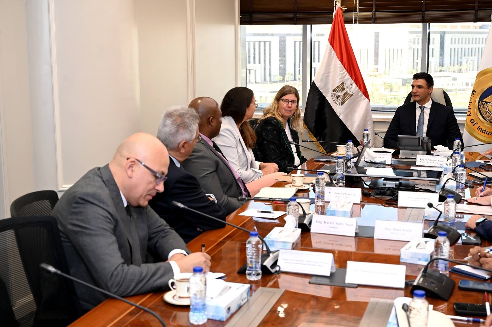 وزير الصناعة يتابع ملف تجميع سيارات فولكس فاجن الالمانية في مصر