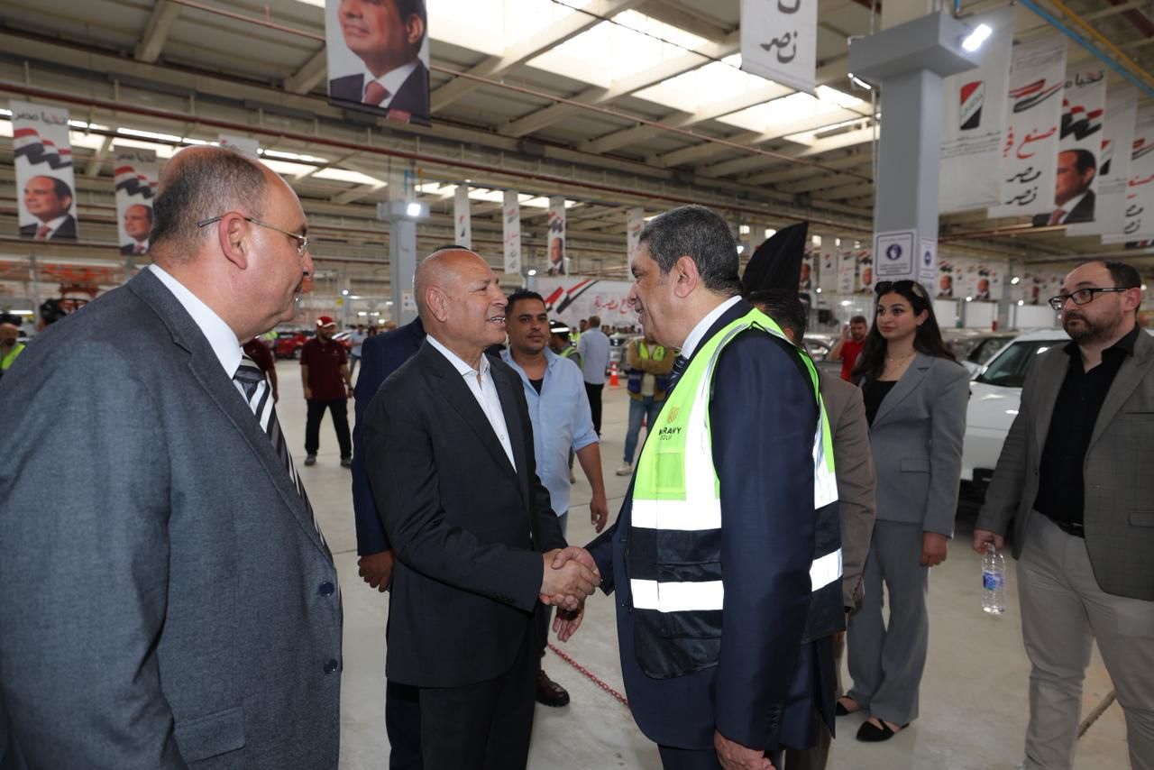 وزير الصناعة يزور خطوط انتاج سيارات جيتور في مصر