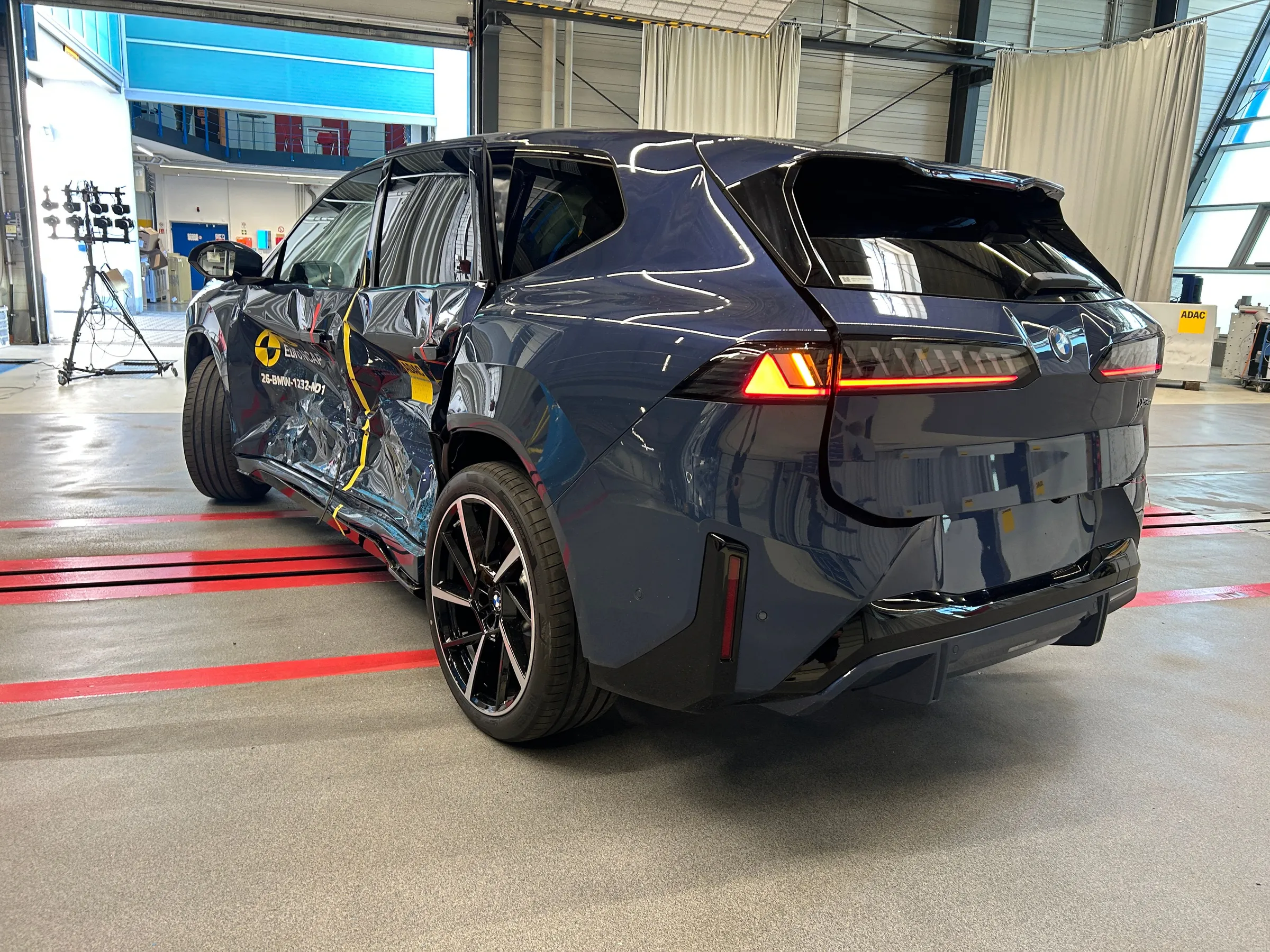 بي إم دبليو iX3 الجديدة أول سيارة تخضع لاختبارات Euro NCAP الجديدة - وتحصد 5 نجوم 