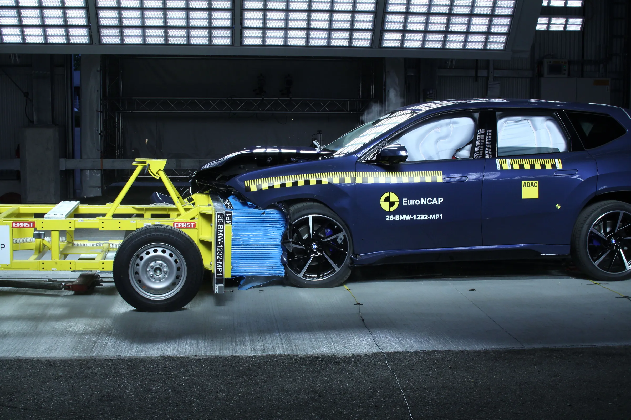 بي إم دبليو iX3 الجديدة أول سيارة تخضع لاختبارات Euro NCAP الجديدة - وتحصد 5 نجوم 