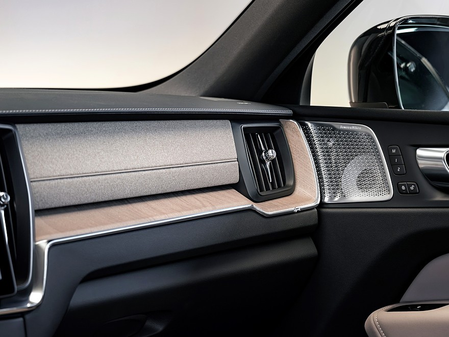 فولفو XC60 موديل 2027 الفيس ليفت الجديدة – بقوة 461 حصان