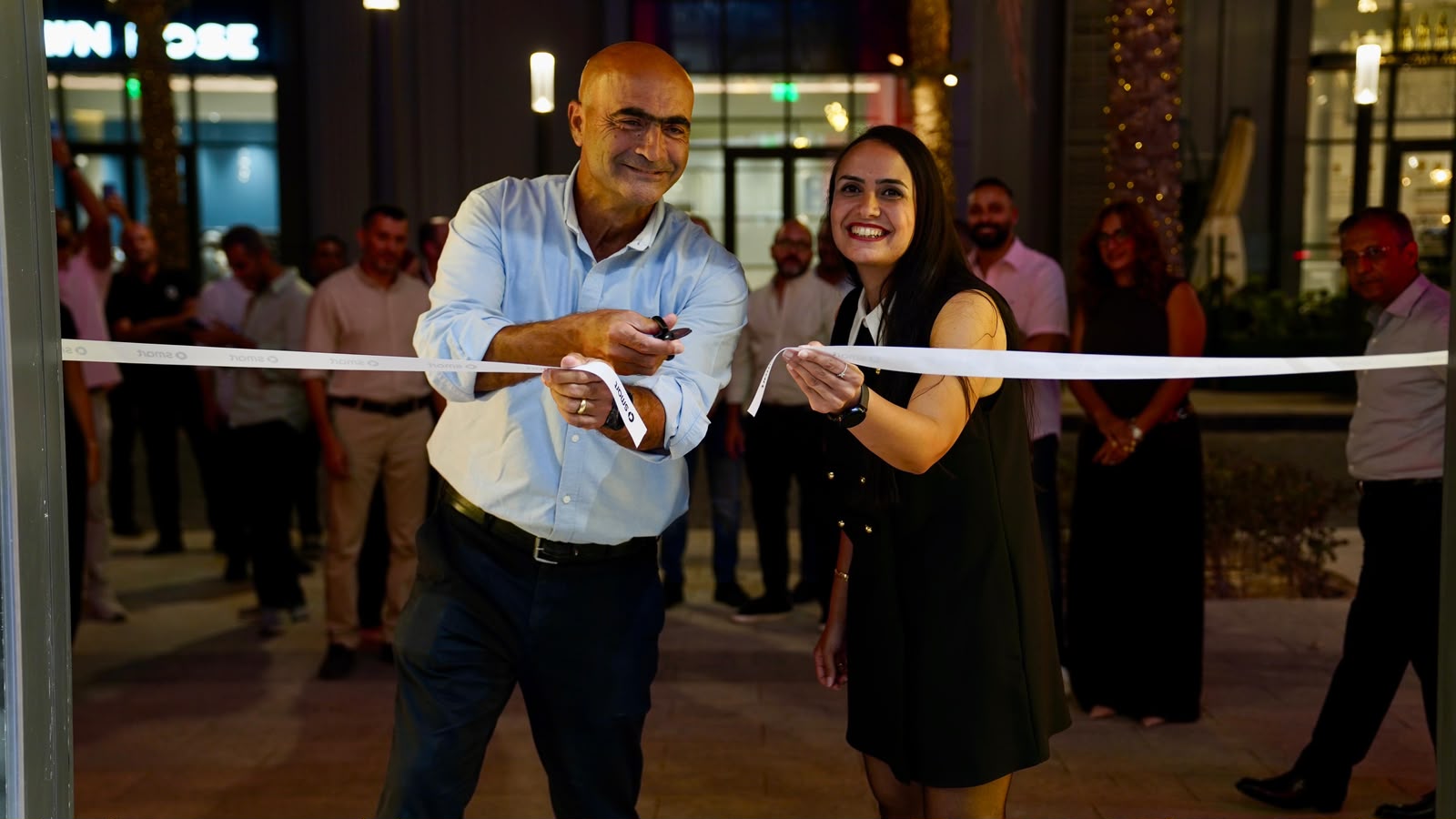 عز العرب ستار تفتتح احدث صالة عرض لسيارات سمارت الكهربائية في District 5