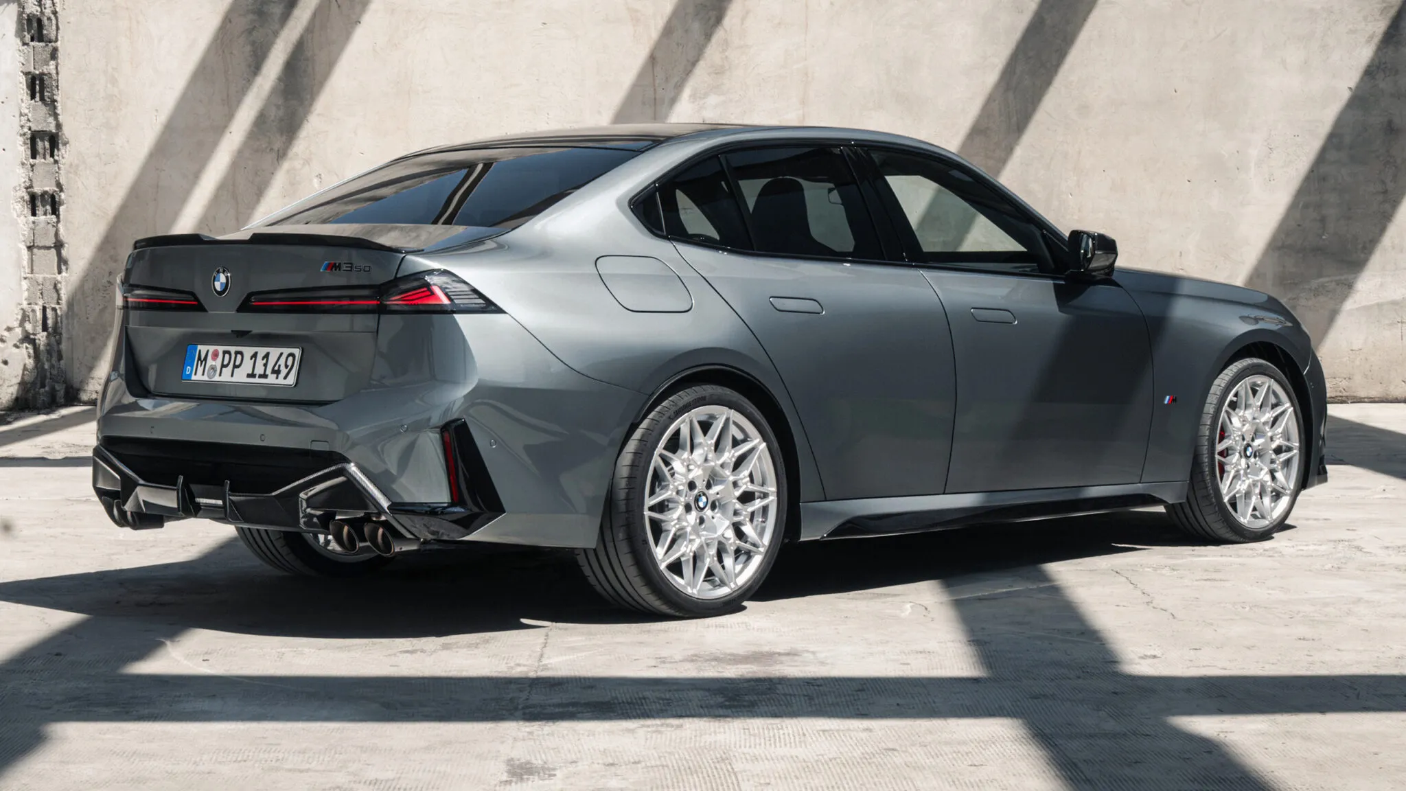 باقة إضافات M Performance لبي ام دبليو الفئة الثالثة 2027 الجديدة كليا  