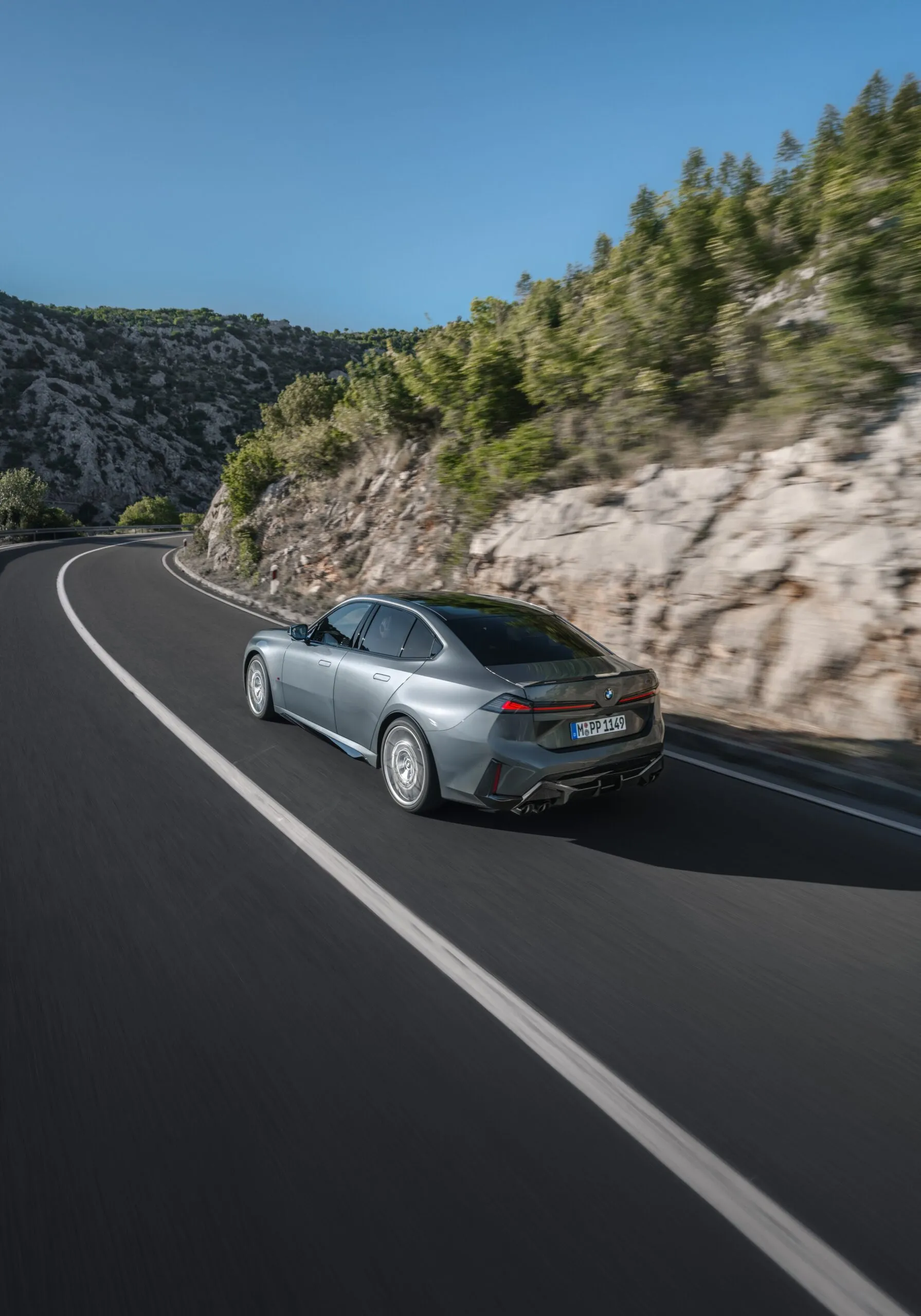 باقة إضافات M Performance لبي ام دبليو الفئة الثالثة 2027 الجديدة كليا  