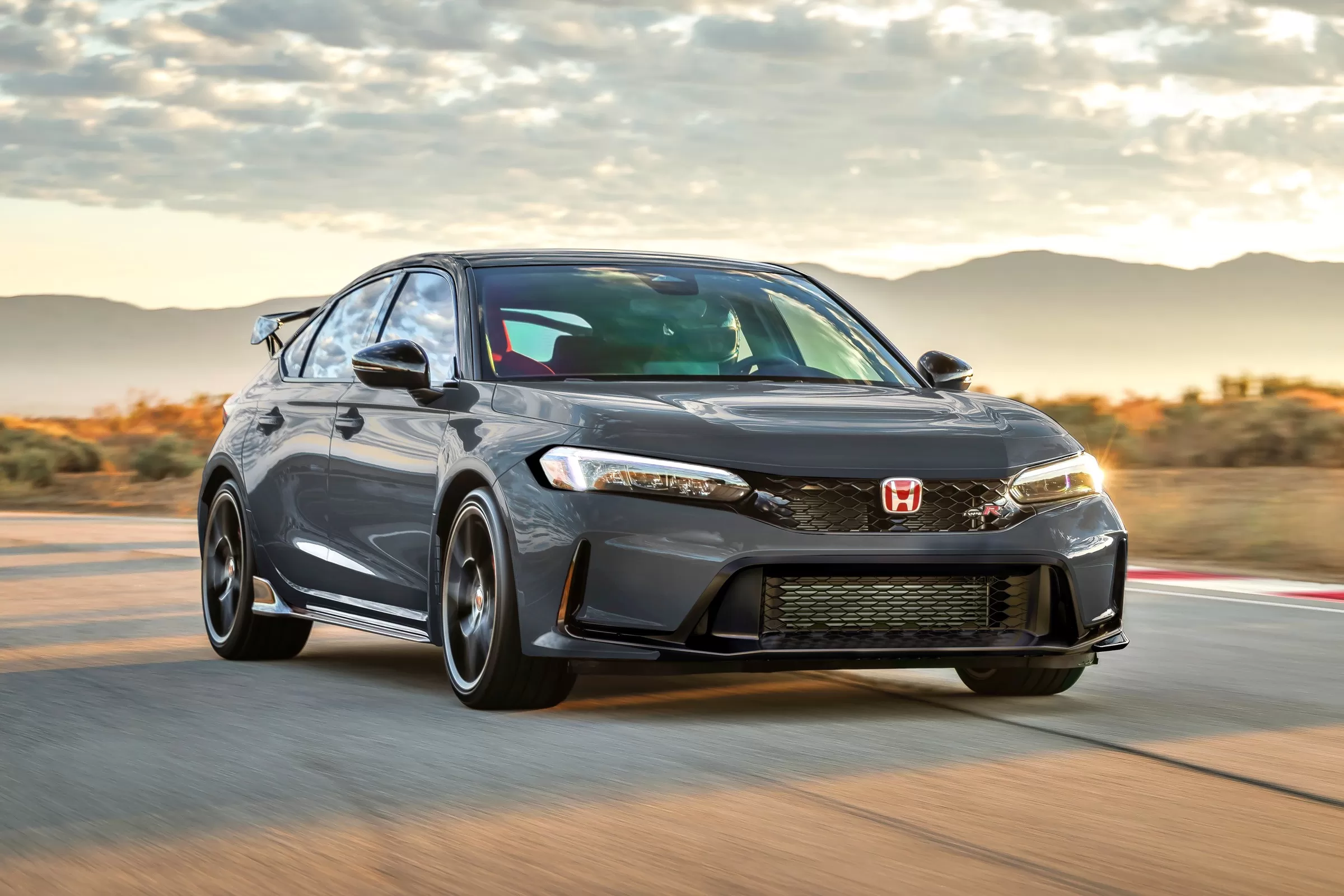 هوندا سيفيك Type R تحتفل بمرور 30 عامًا بتحديثات جديدة وزيادة في السعر
