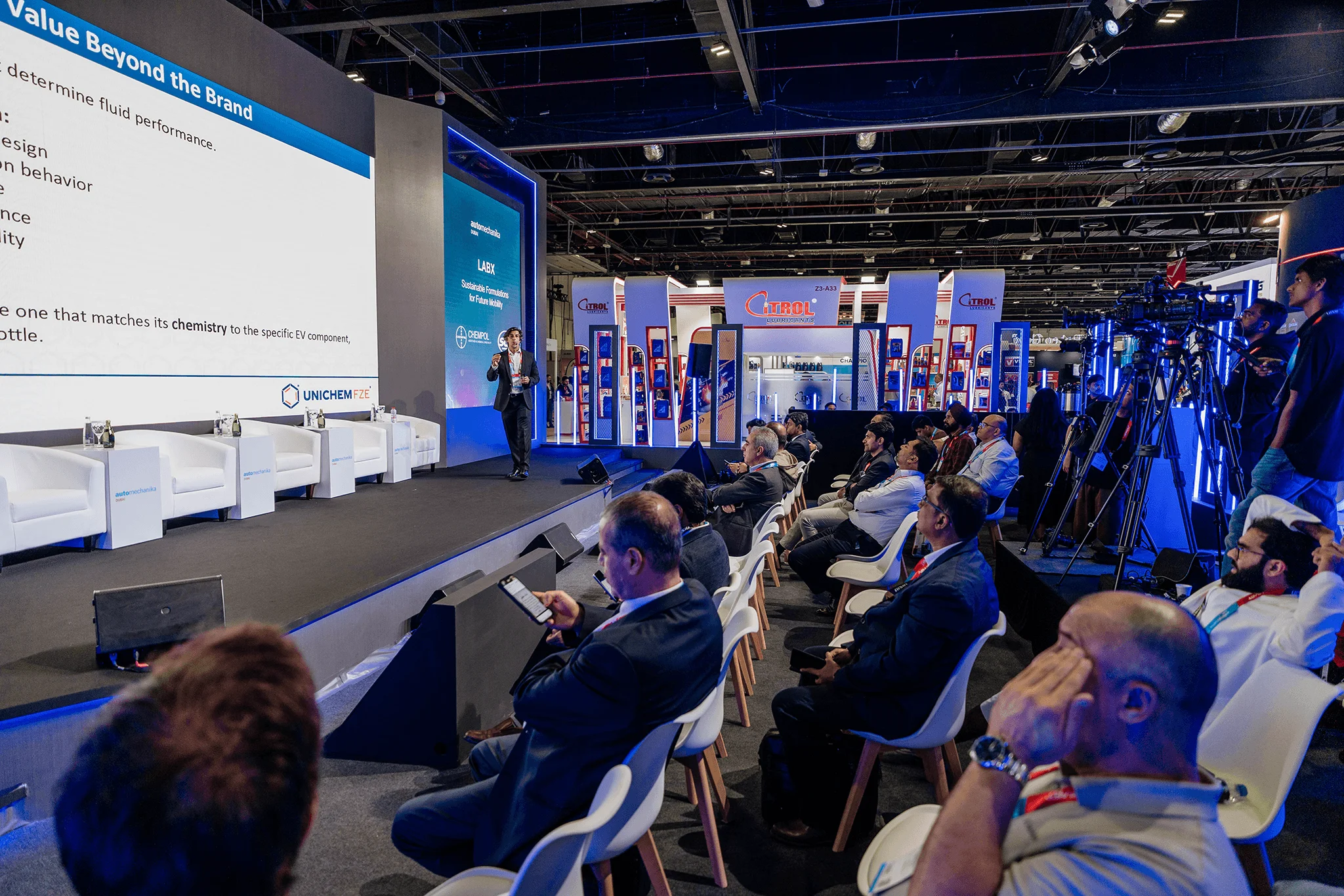 مؤتمر LABX في أوتوميكانيكا دبي 2026 يناقش مستقبل زيوت السيارات مع التحول نحو الكهرباء والاستدامة