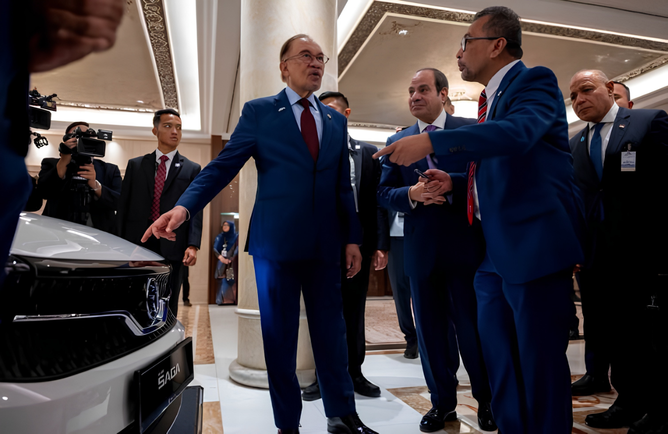 الرئيس السيسي يتفقد سيارات بروتون خلال زيارته إلى ماليزيا