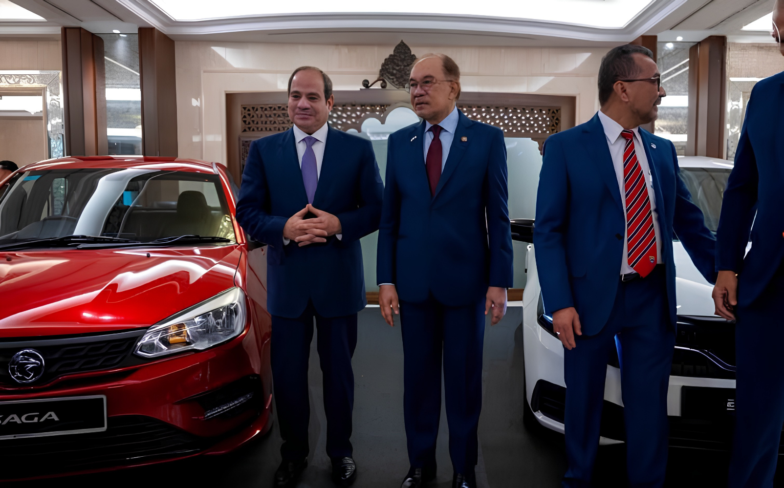 الرئيس السيسي يتفقد سيارات بروتون خلال زيارته إلى ماليزيا