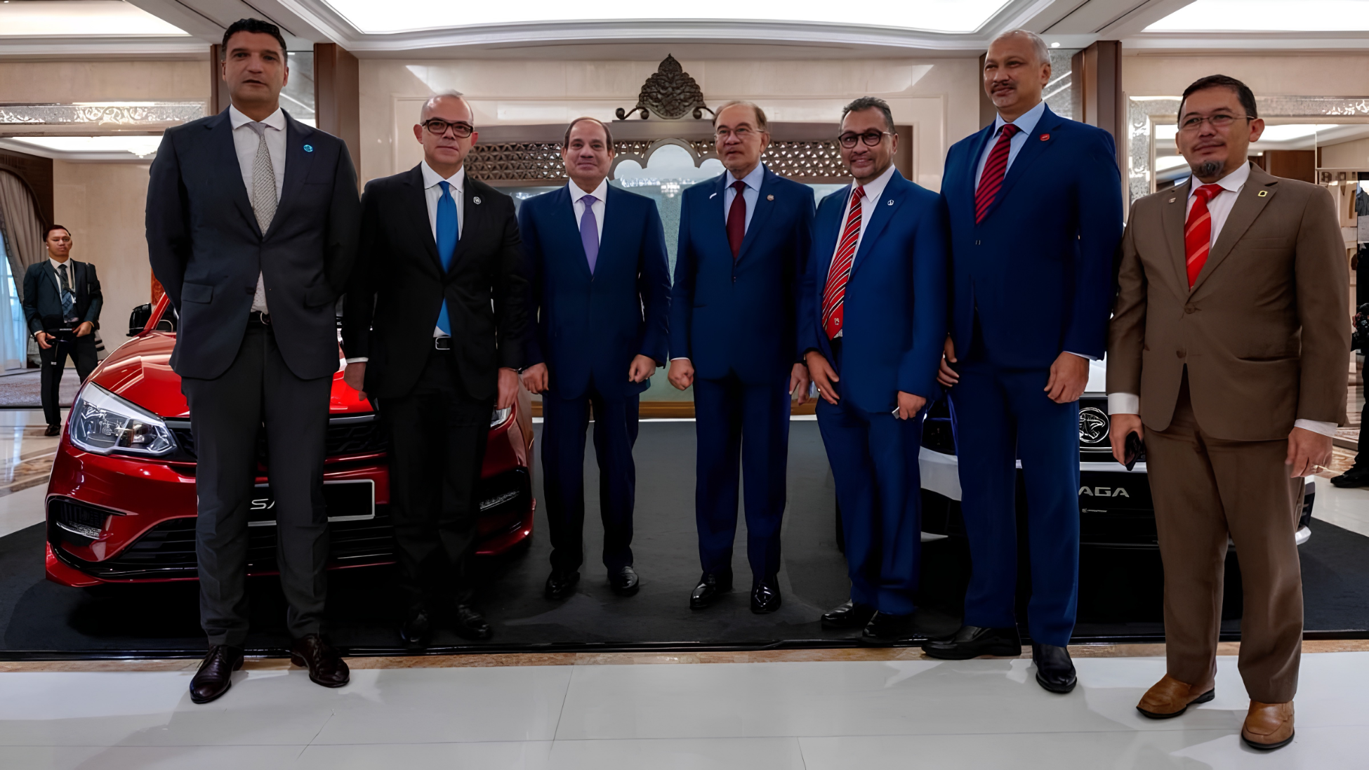 الرئيس السيسي يتفقد سيارات بروتون خلال زيارته إلى ماليزيا