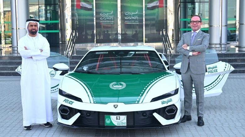 شرطة دبي تضيف لامبورجيني تيميراريو الهجينة إلى أسطول سياراتها الخارقة