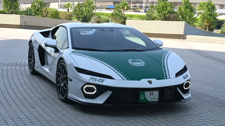 شرطة دبي تضيف لامبورجيني تيميراريو الهجينة إلى أسطول سياراتها الخارقة