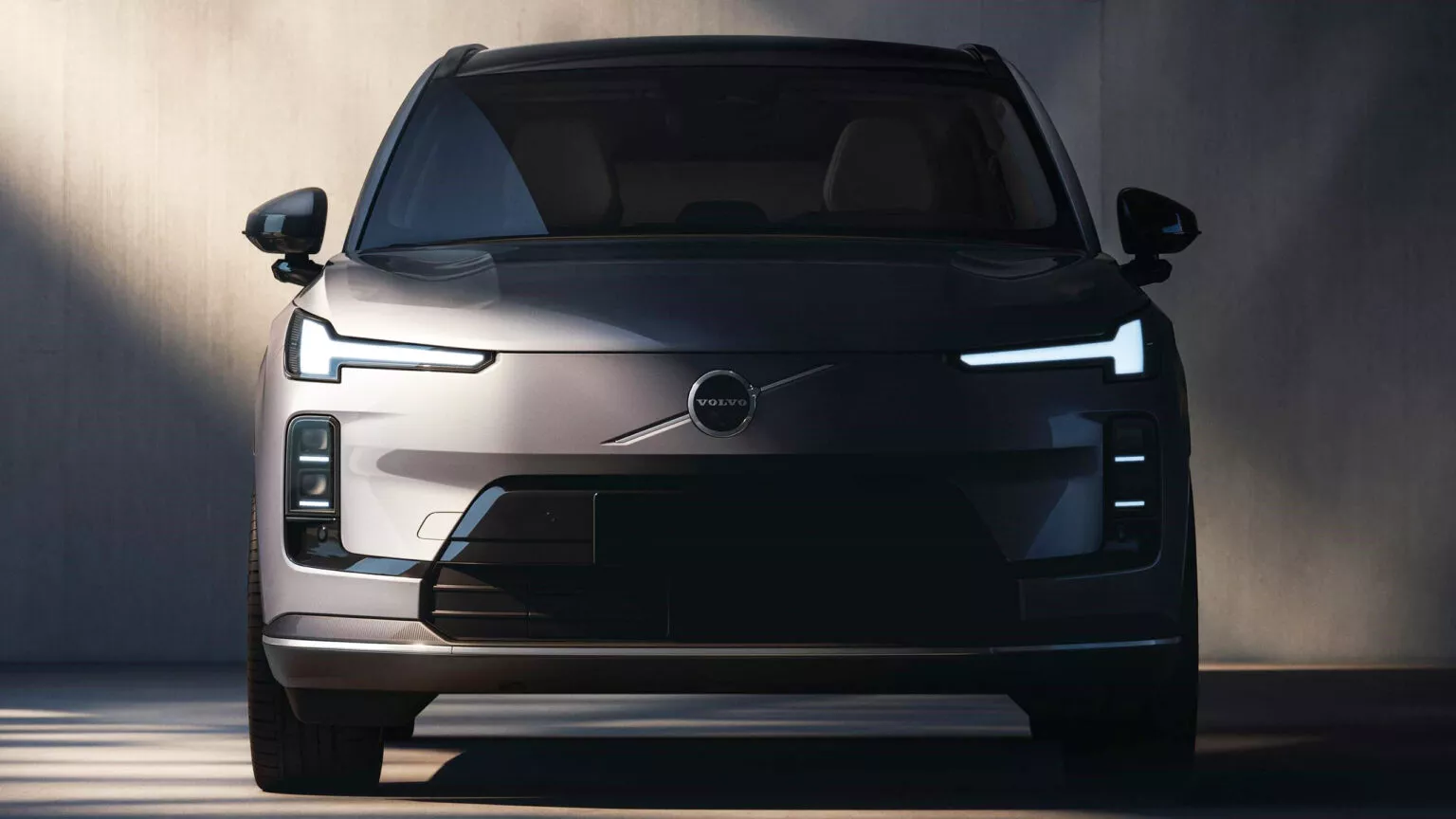 فولفو تستعد لتقديم XC70 الجديدة كليا – هجينة بمدى كهربائي 200 كم