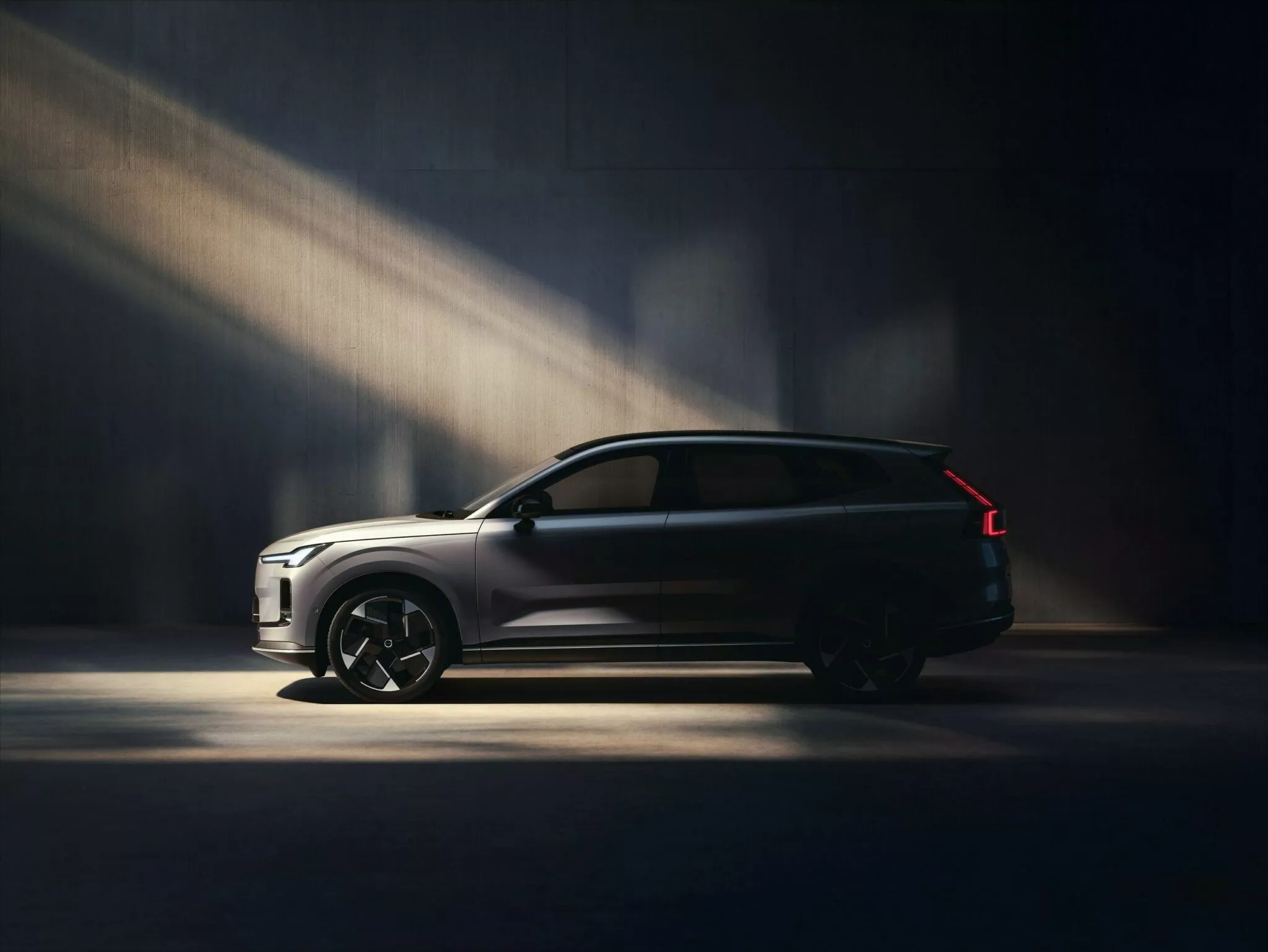 فولفو تستعد لتقديم XC70 الجديدة كليا – هجينة بمدى كهربائي 200 كم